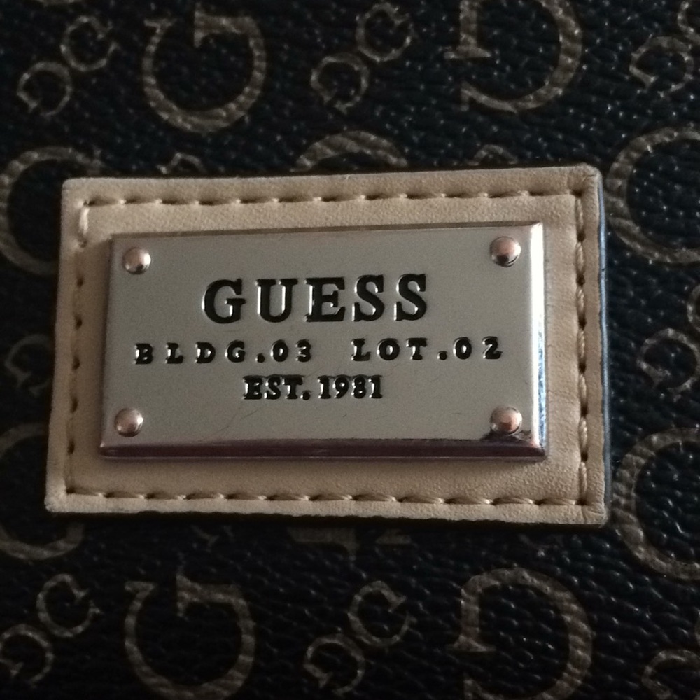 GUESS Wallet